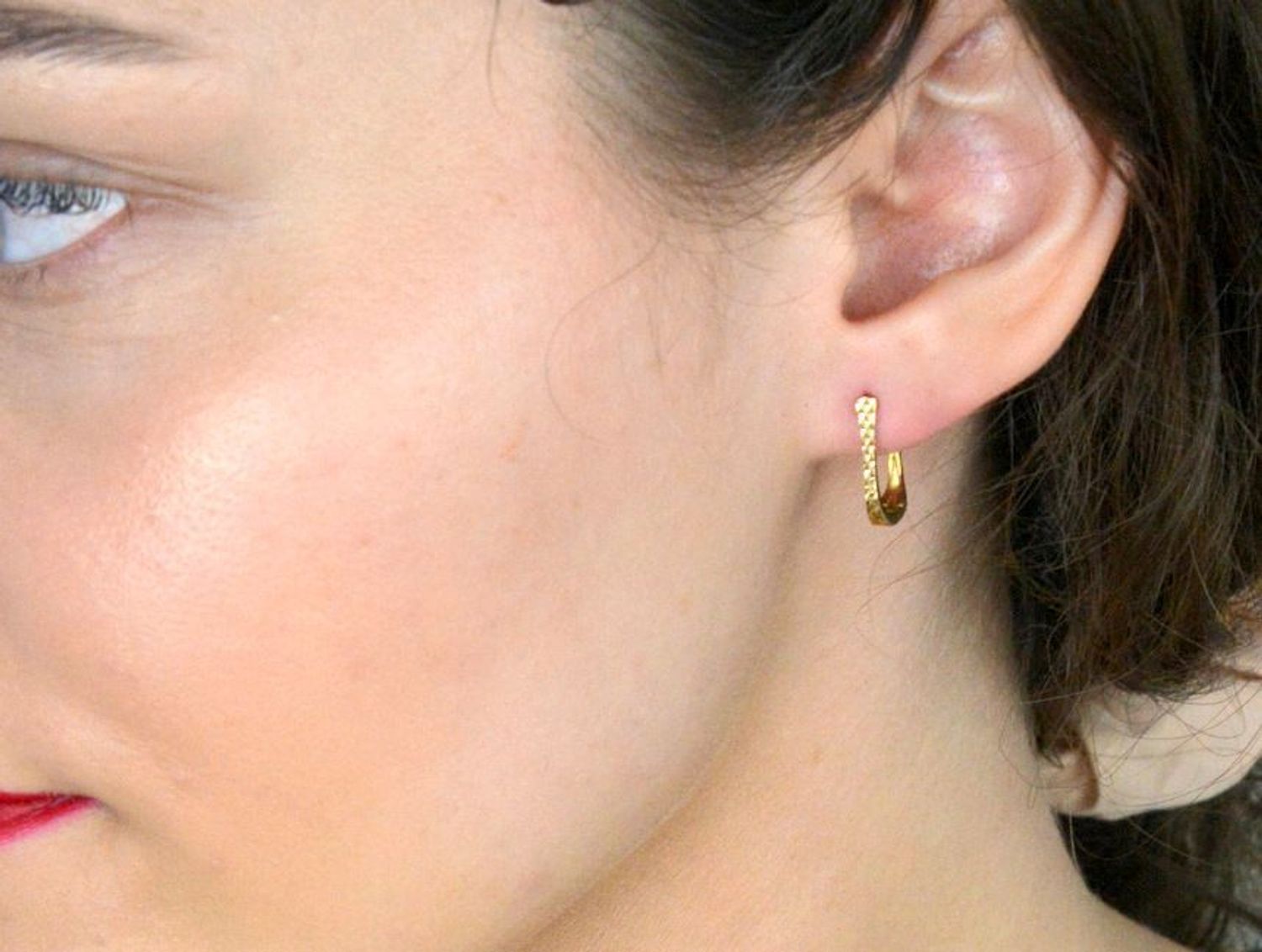 Eleganckie kolczyki wykonane z wysokiej jakości złota próby 333, które zachwycają subtelnym grawerem dodającym im wyjątkowego charakteru. 2.jpg